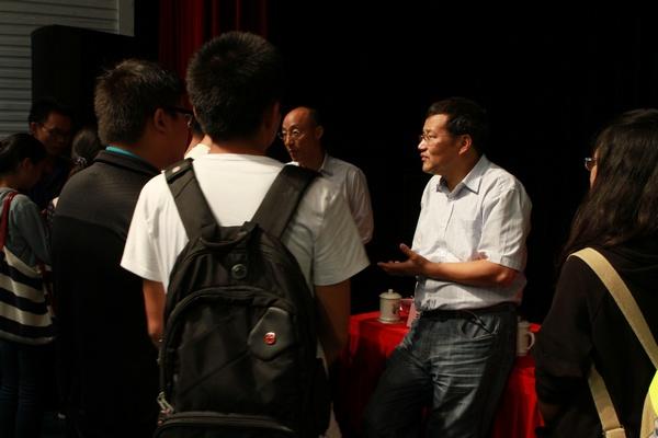 纪志成副校长与学生交流