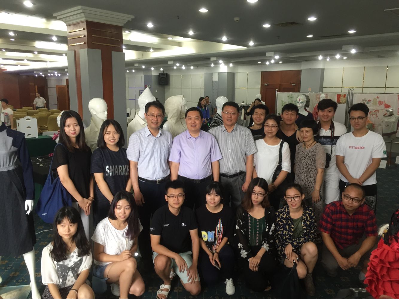 我校获奖师生与宿迁市副市长冯岩等政府领导合影