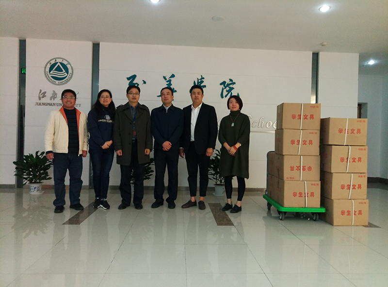 社会爱心人士张大伟先生捐助文具用品并合影留念