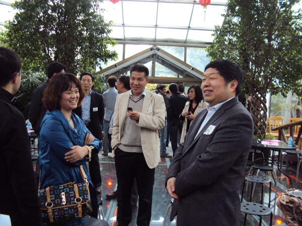校友会会长、校长陈坚与上海校友亲切交谈