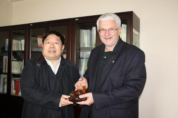 校长陈坚会见Michael John Zaworotko教授