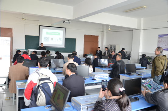 与会人员听取我校国家级信息与控制实验教学示范中心汇报