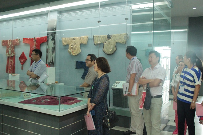 参观江南大学民间服饰传习馆