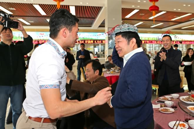 校长陈坚与留校学生亲切交流互动