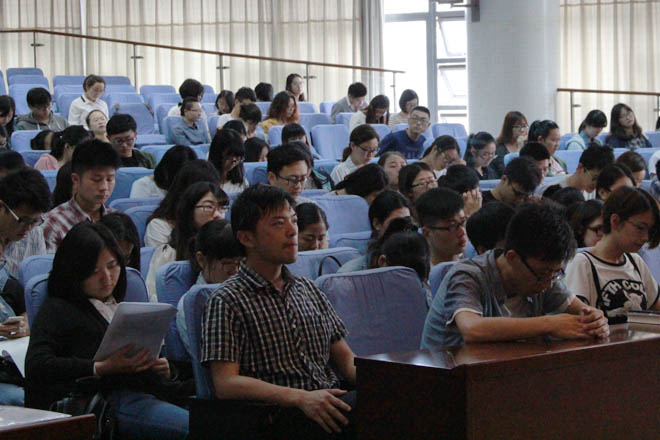 学员认真聆听