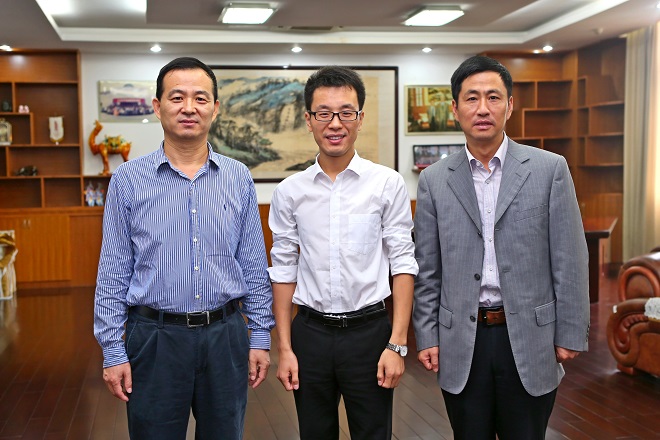 校党委常委、组织部部长戴月波，校长助理、学工部部长崔宝同与徐川合影