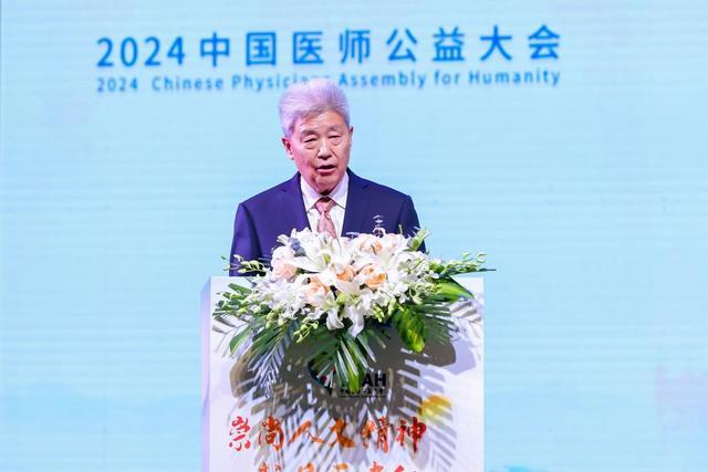 钟南山:医者也要重视人文精神 彰显医者仁心