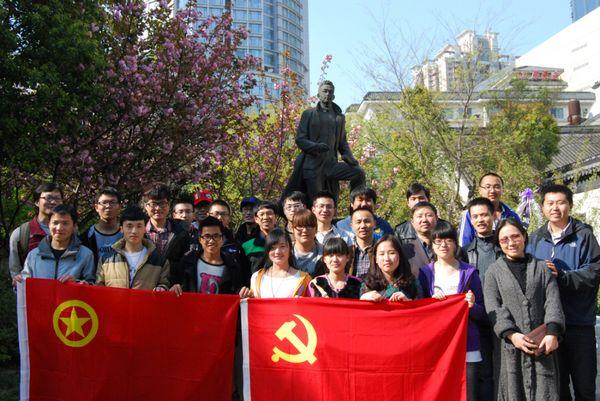 师生在秦邦宪雕像前合影留念