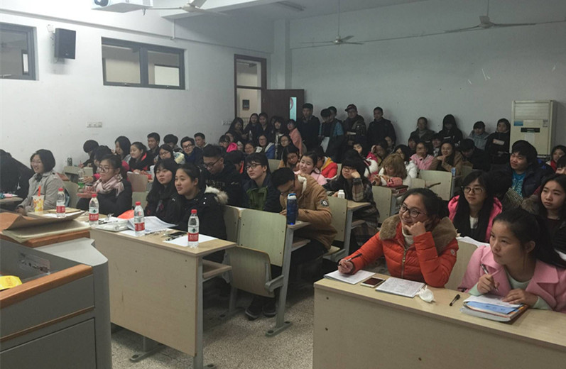 学生们积极参加学习交流