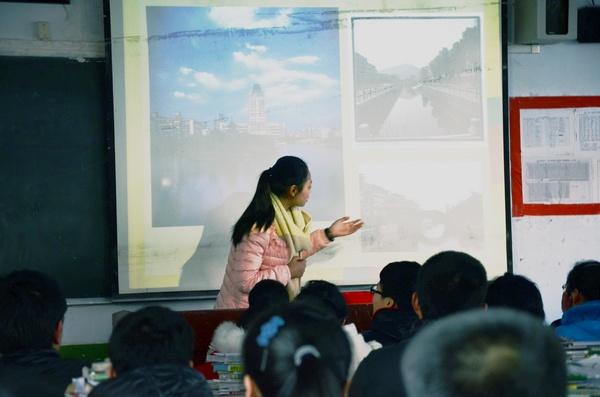 人文学院至善生杨紫月向陕西汉中中学的学弟学妹介绍江南大学和至善学院