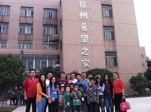 我校中外教师及学生志愿者慰问“希望之家孤儿院”