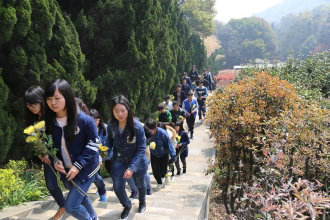 全体师生走向陵墓
