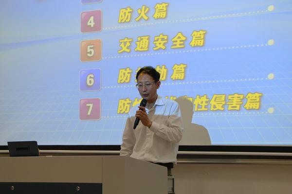 方正泉处长为新生做安全讲座