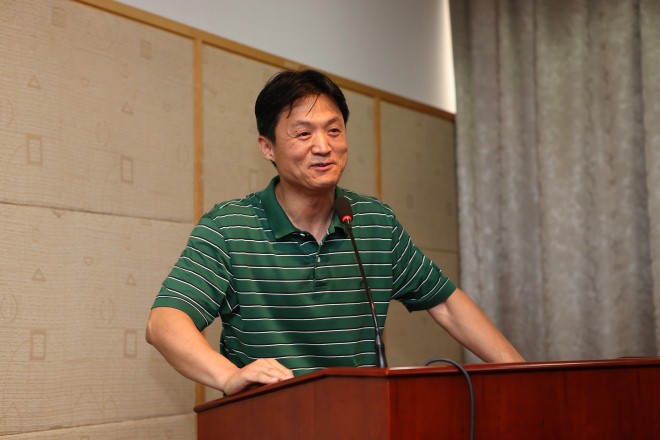 体育部主任朱新伟发言