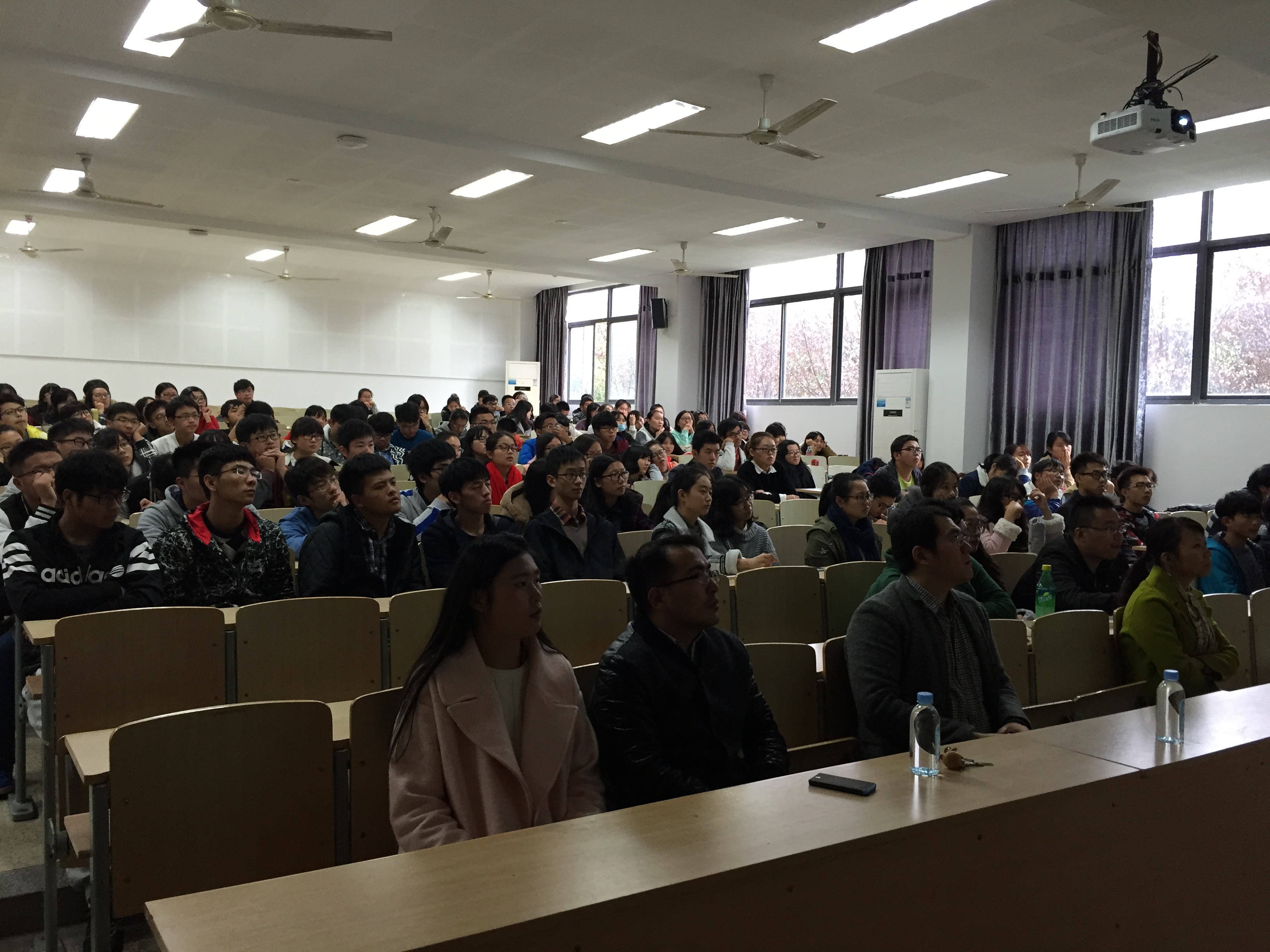 学生认真学习聆听