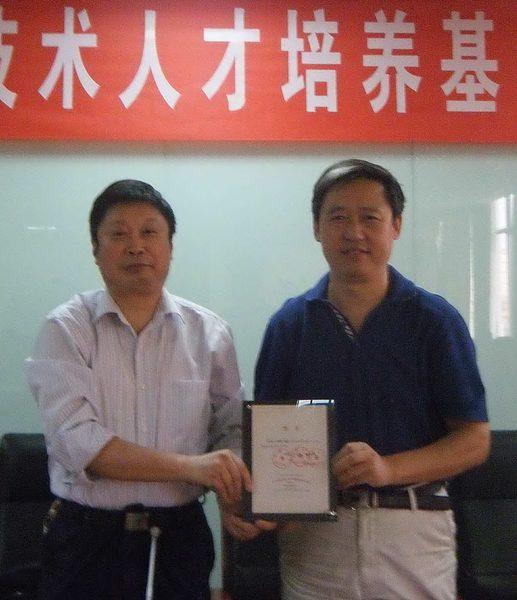 冯骉副校长为李华钟教授颁发学业导师聘书
