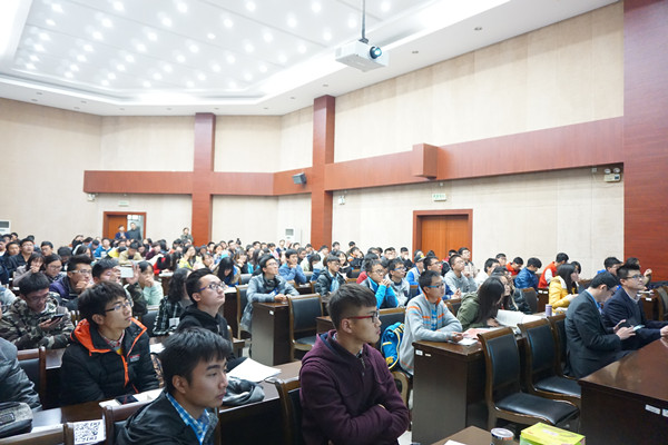 同学们认真听讲座