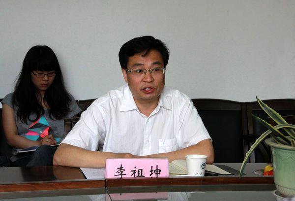 无锡市社科联主席李祖坤作题为《地方社科研究与政府招标课题》的报告