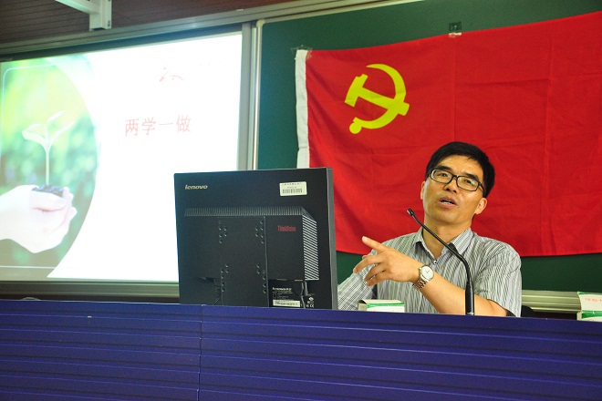 卢书记为新老党员上党课