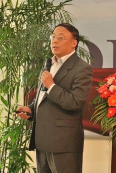 校友会秘书长邱建平介绍校友会的相关工作
