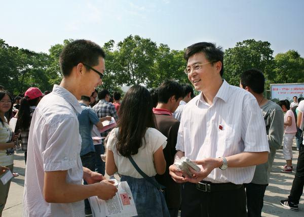 符惠明副书记向毕业生赠送“天下江南人”纪念章