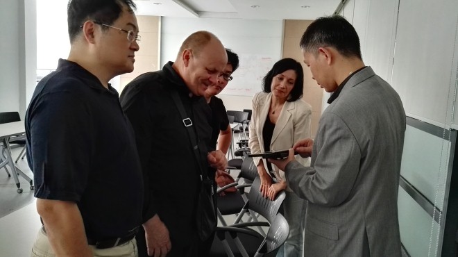 辛向阳院长向伊凡教授赠送礼物