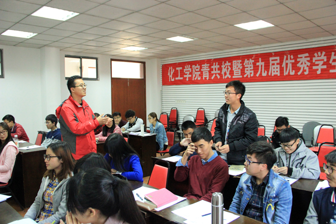 王老师与学生干部互动