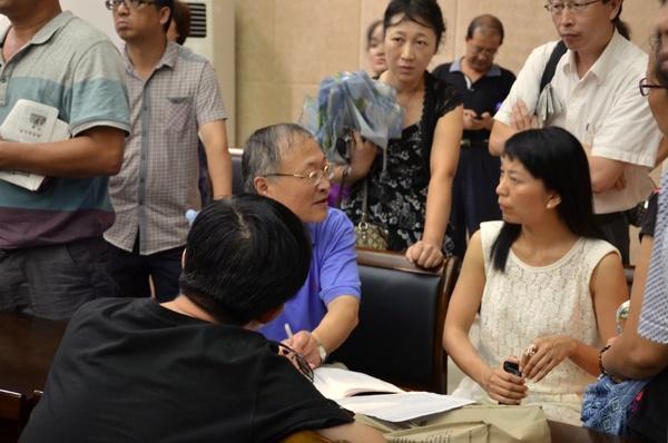 班主任与新生家长面对面交流