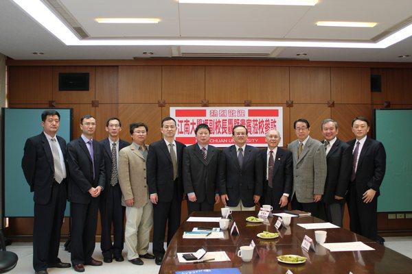 代表团与铭传大学领导合影