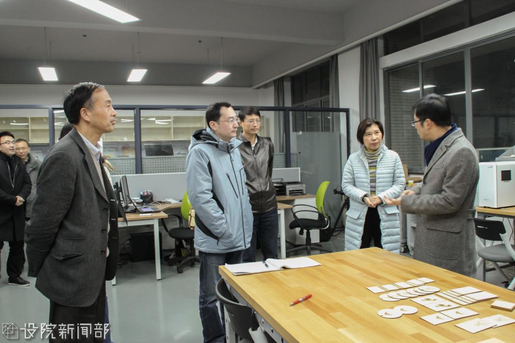 图三、专家组成员考察学院实验室情况