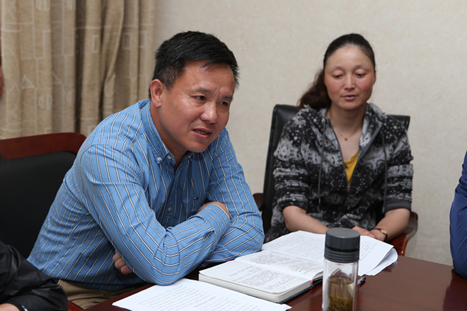 党支部书记陆勇主持生活会