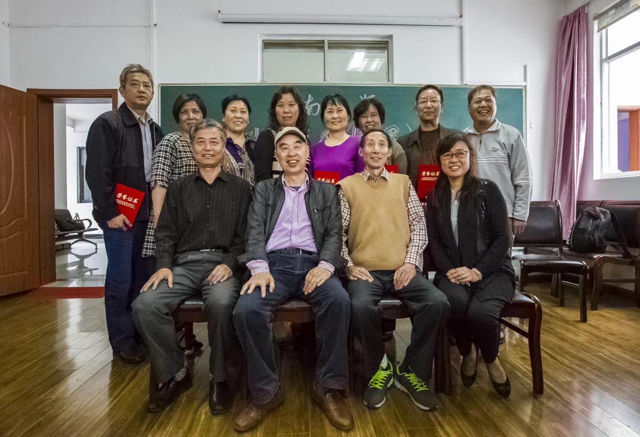 得奖队员与工作人员合影