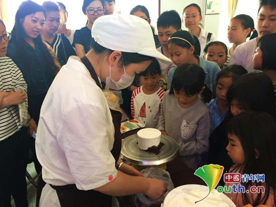 江南大学研支团在小桔灯夜校自习室开展第三期“彩色星期五”活动。 江南大学研支团在小桔灯夜校自习室开展第三期“彩色星期五”活动。