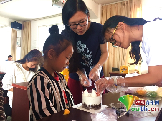 江南大学研支团成员与孩子们一起制作蛋糕 张庭瑜 供图 江南大学研支团成员与孩子们一起制作蛋糕 张庭瑜 供图