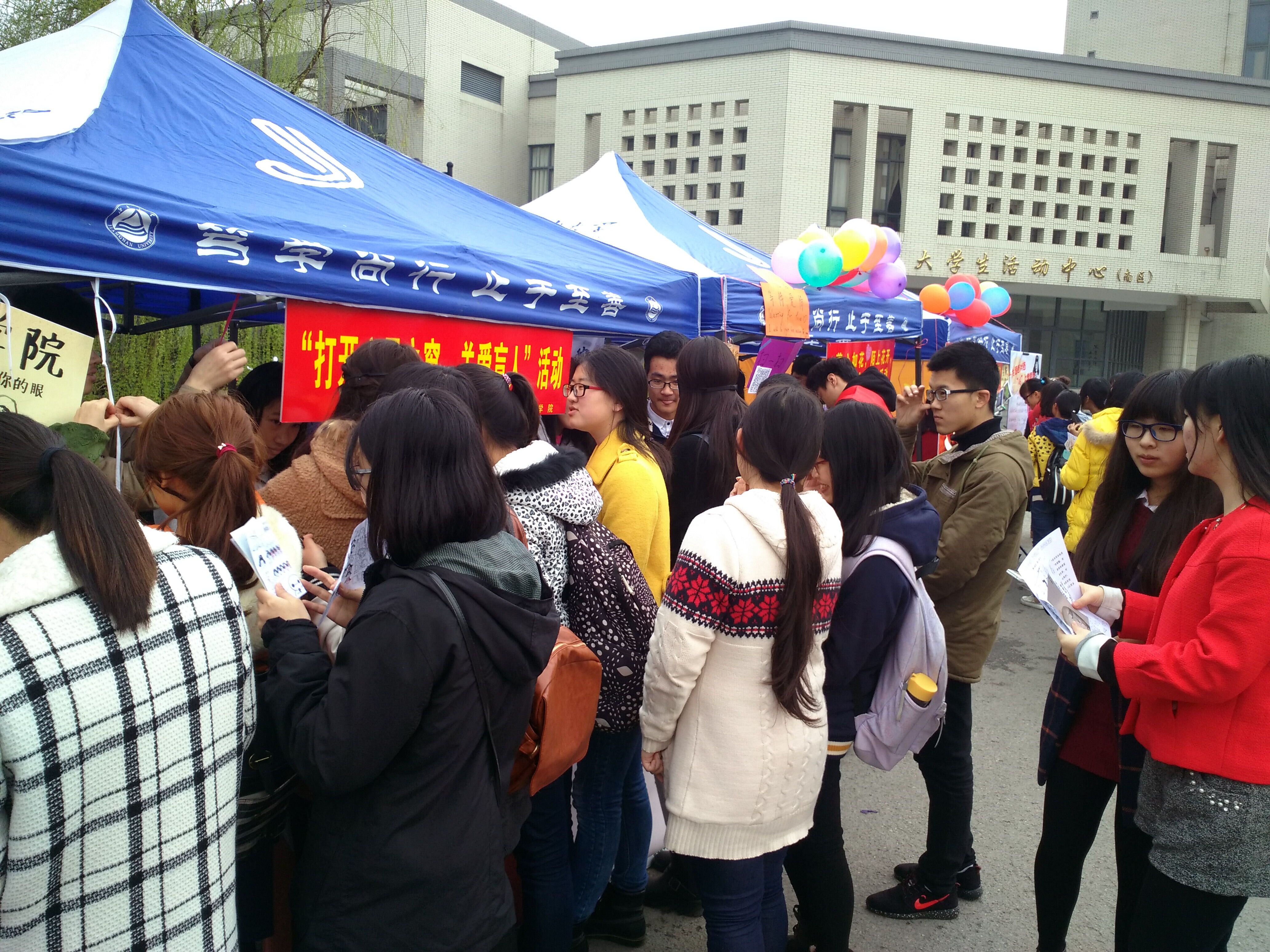 理学院展位前人头攒动