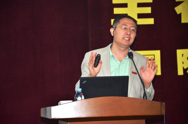 徐岩副校长为王存玉院士颁发证书，并佩戴江南大学校徽