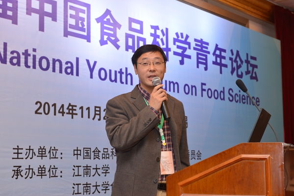 国家自然科学基金委员会生命科学部六处处长杨新泉研究员介绍国家自然科学基金情况