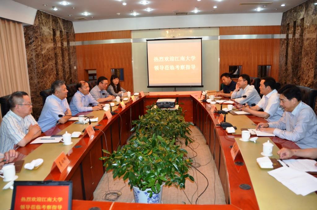 副校长徐岩、顾正彪与宿迁市冯岩副市长等领导座谈交流
