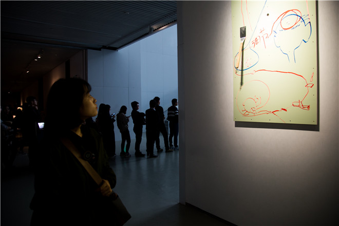 同学们参观双年展