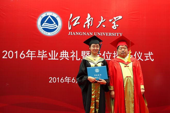 陈坚校长连续两天为每一位毕业生授予学位，并一一合影留念