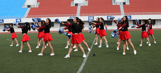 中场啦啦操表演