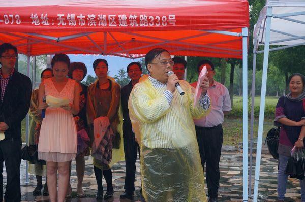 校友会秘书长邱建平带领2013届毕业生代表宣读加入校友会的誓词