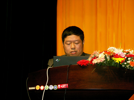 校长陈坚致欢迎辞