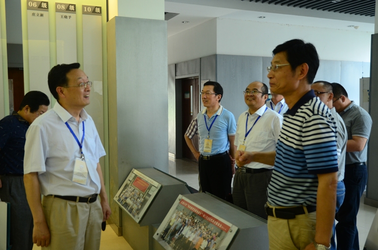 会议代表参观学院