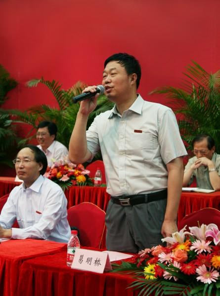 纺服学院院长葛明桥发表新生寄语