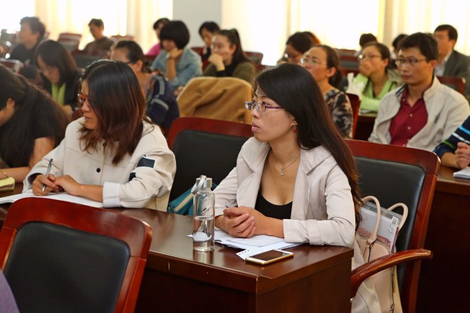 与会人员聆听报告