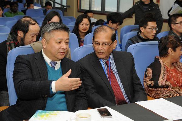专题研讨会上徐岩副校长与艾伦.莫俊达教授就相关问题进行交流
