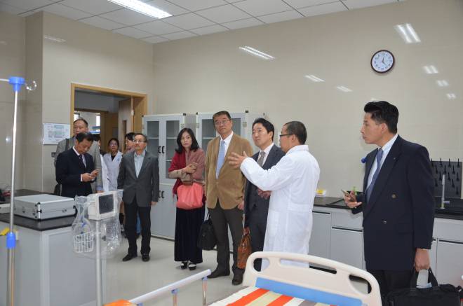 考察团参观实验室
