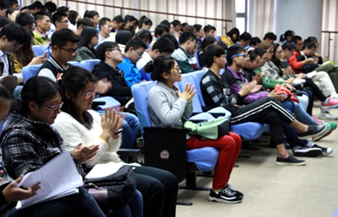 江南学子聆听演讲