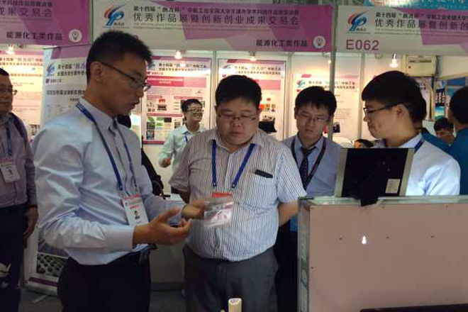 校团委刘书记来化工展位看望比赛学生2